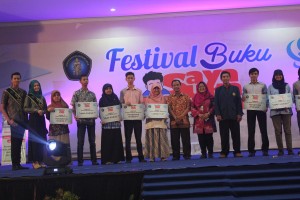 Penyerahan hadiah kepada pemenang Lomba Menulis Esai, Lomba Brawijaya Membaca, dan UB Digital Ambassador Contest 2015