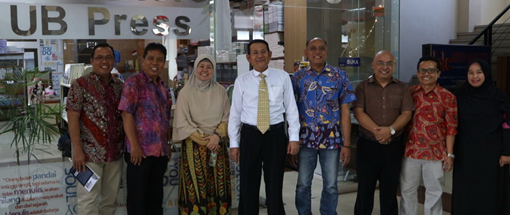 Rektor UB Press mengunjungi toko buku dan kantor UB Press pada Kamis (23/8/2018)